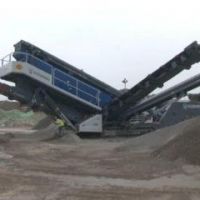 揚(yáng)州首臺(tái)!德國(guó)移動(dòng)式破碎篩分設(shè)備投入使用,解決建筑垃圾處理難題!